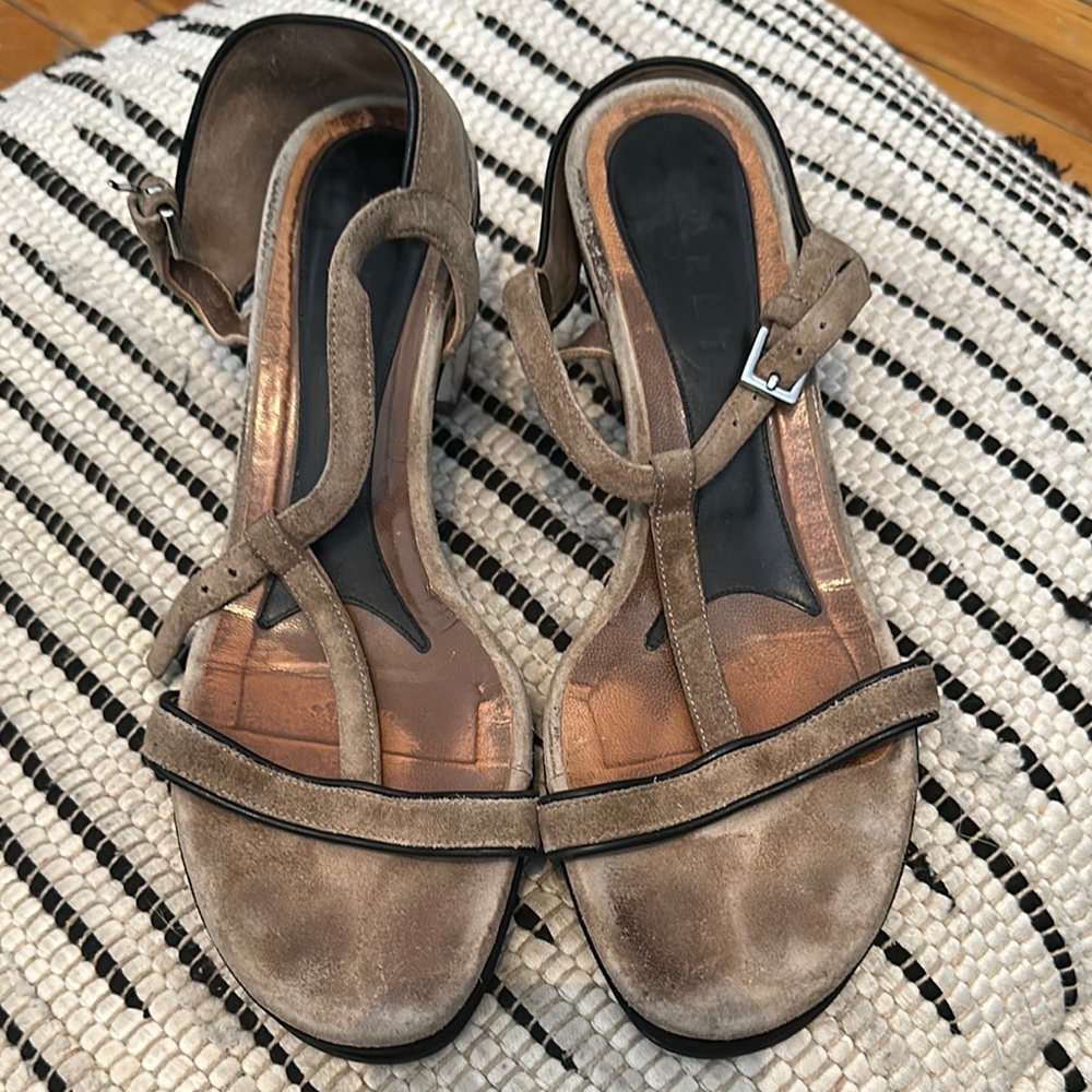B1—Chic Brown Sandals with Suede Finish and Open-Toe Design